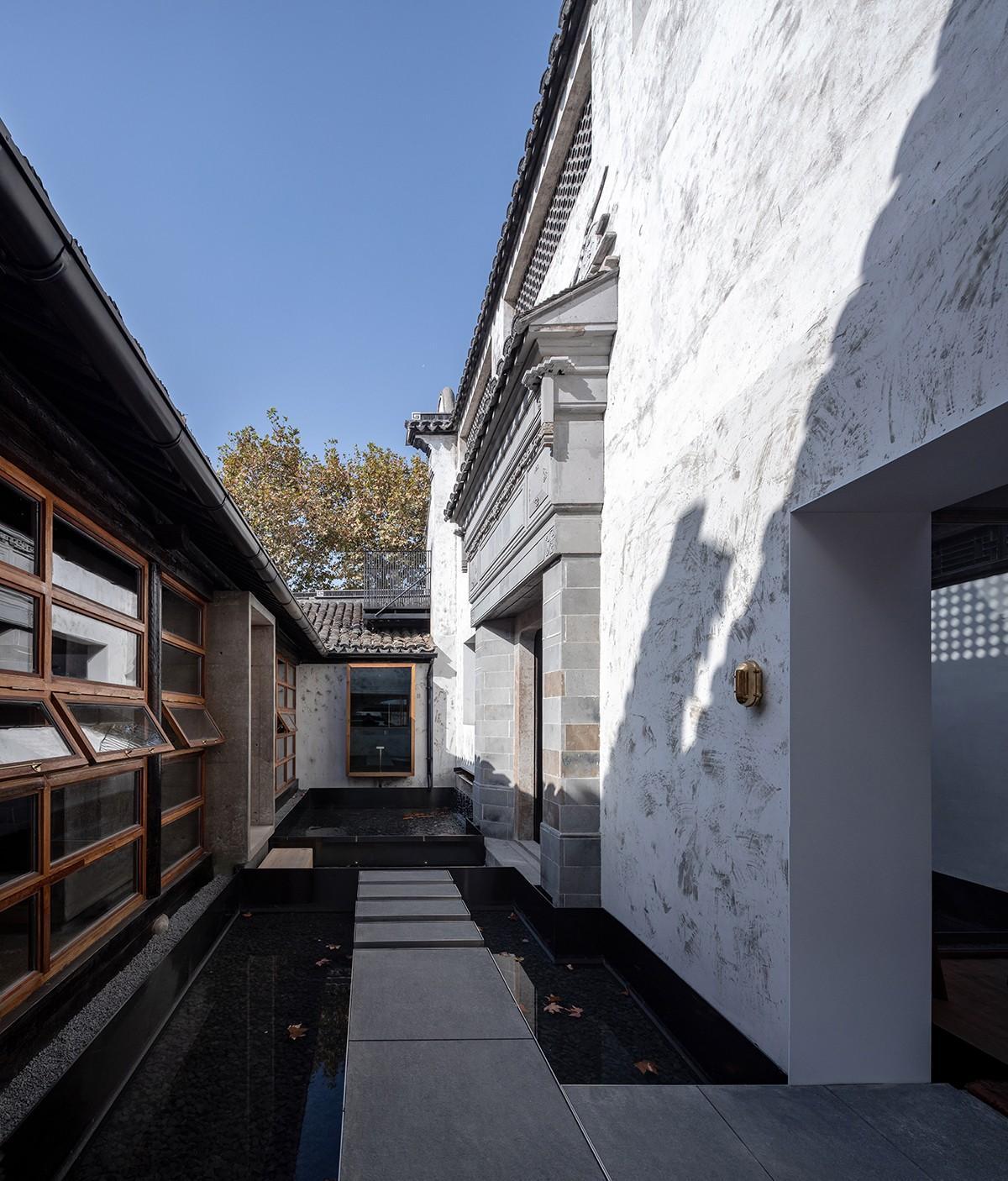白墙黛瓦下营造现代温暖空间，挚舍南禅观水酒店 / 本哲建筑