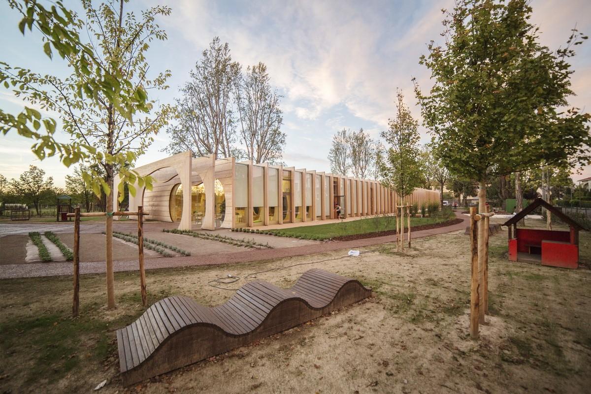 木质骨架，鲸鱼“腹腔”：瓜斯塔拉幼儿园 / MCA建筑事务所