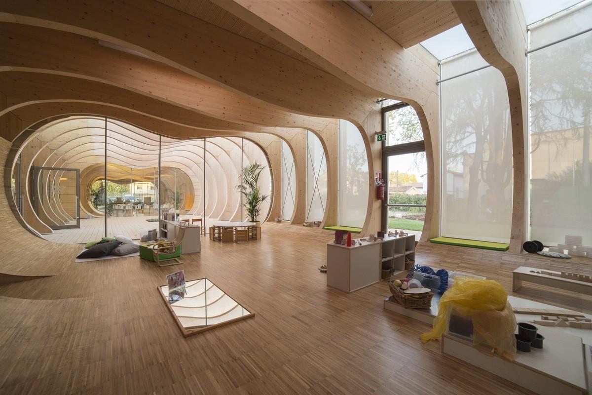 木质骨架，鲸鱼“腹腔”：瓜斯塔拉幼儿园 / MCA建筑事务所
