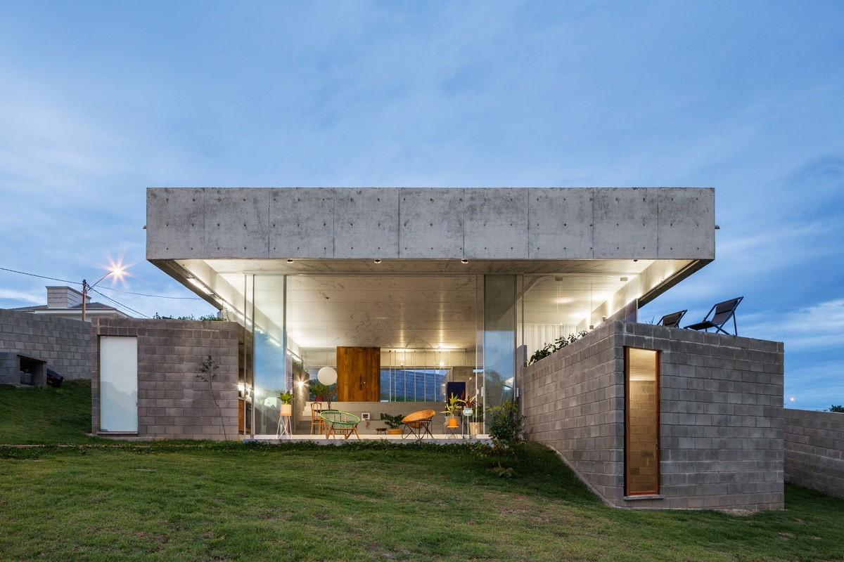 傲娇自我的“小钢帽”，极简朴素的巴西住宅 / Vereda Arquitetos