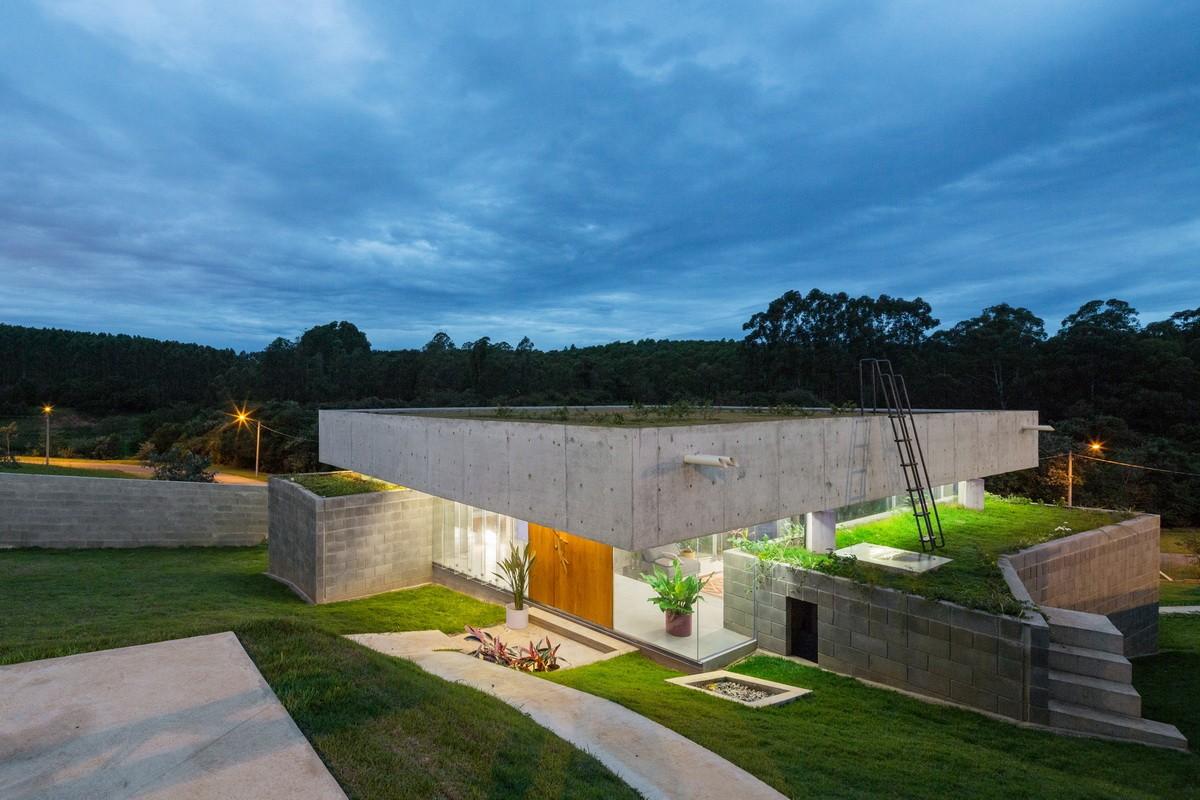傲娇自我的“小钢帽”，极简朴素的巴西住宅 / Vereda Arquitetos