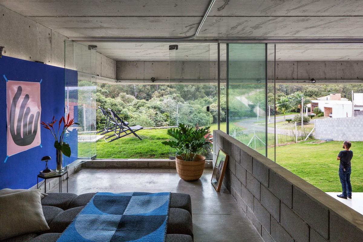 傲娇自我的“小钢帽”，极简朴素的巴西住宅 / Vereda Arquitetos