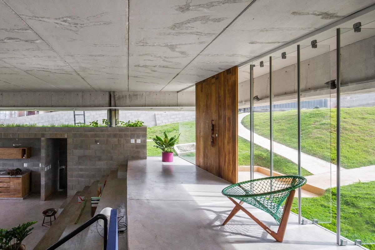 傲娇自我的“小钢帽”，极简朴素的巴西住宅 / Vereda Arquitetos