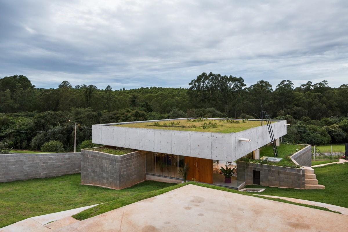 傲娇自我的“小钢帽”，极简朴素的巴西住宅 / Vereda Arquitetos