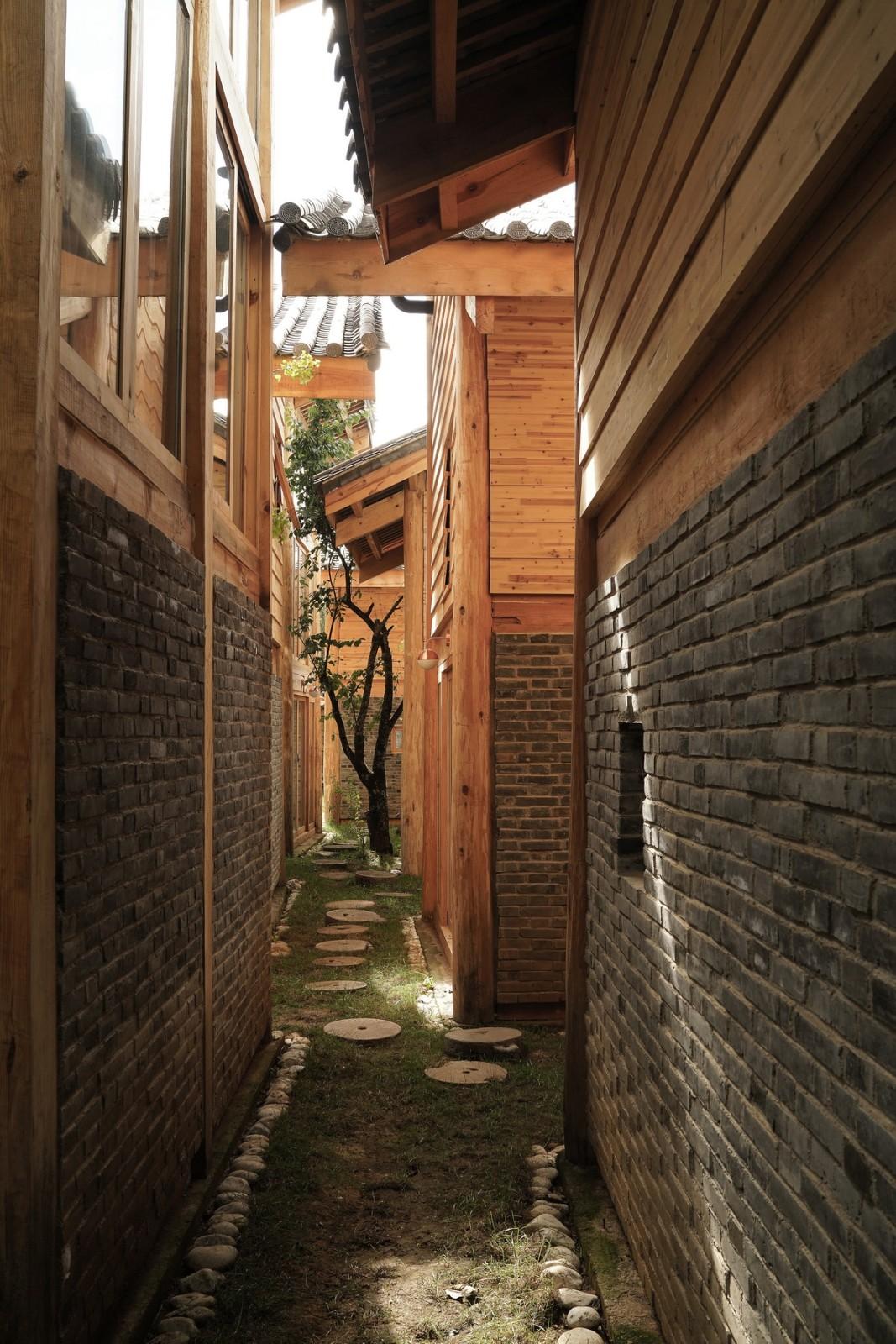 云南丽江白沙古镇酒店 / Atelier8 + 上海高目建筑设计事务所