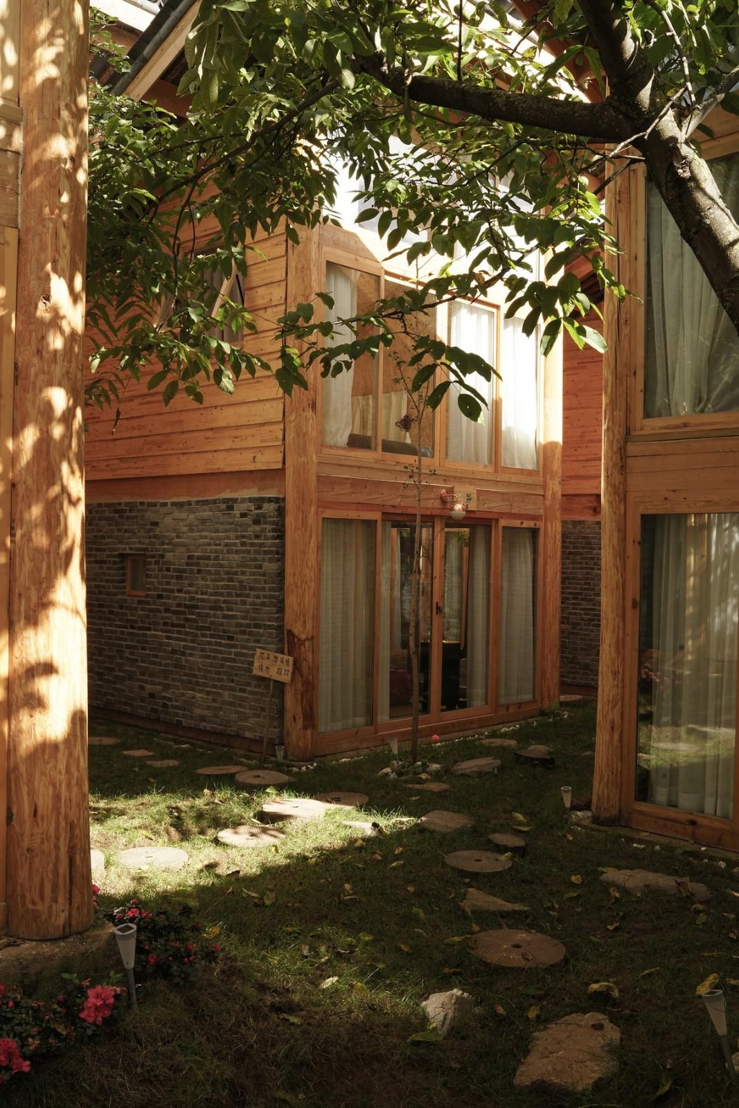 云南丽江白沙古镇酒店 / Atelier8 + 上海高目建筑设计事务所