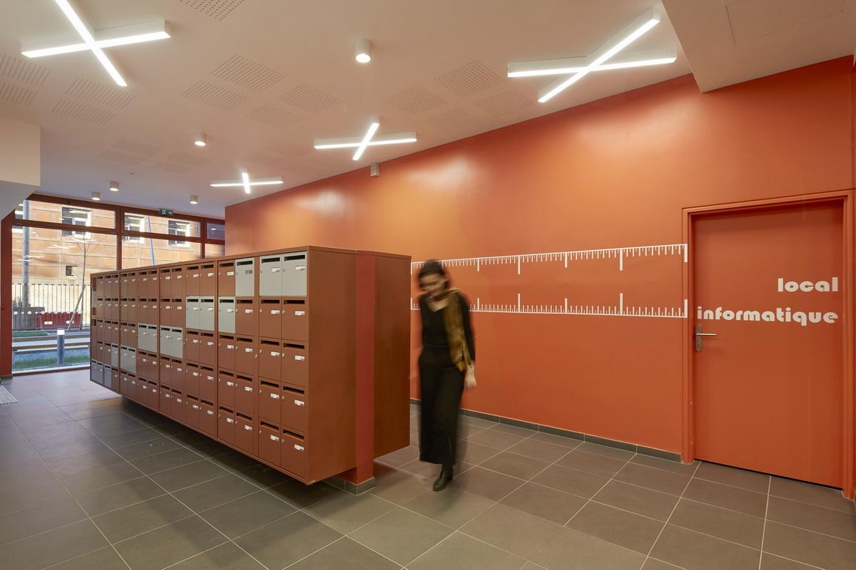 红白互补——法国2en1学生中心 / BFV Architectes