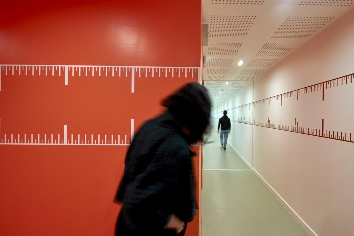 红白互补——法国2en1学生中心 / BFV Architectes