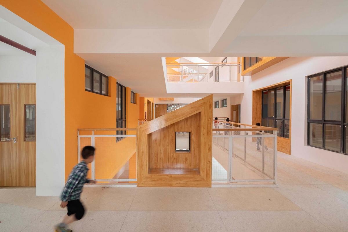 地形关系的表达：乌斯河镇中心幼儿园 / 东意建筑