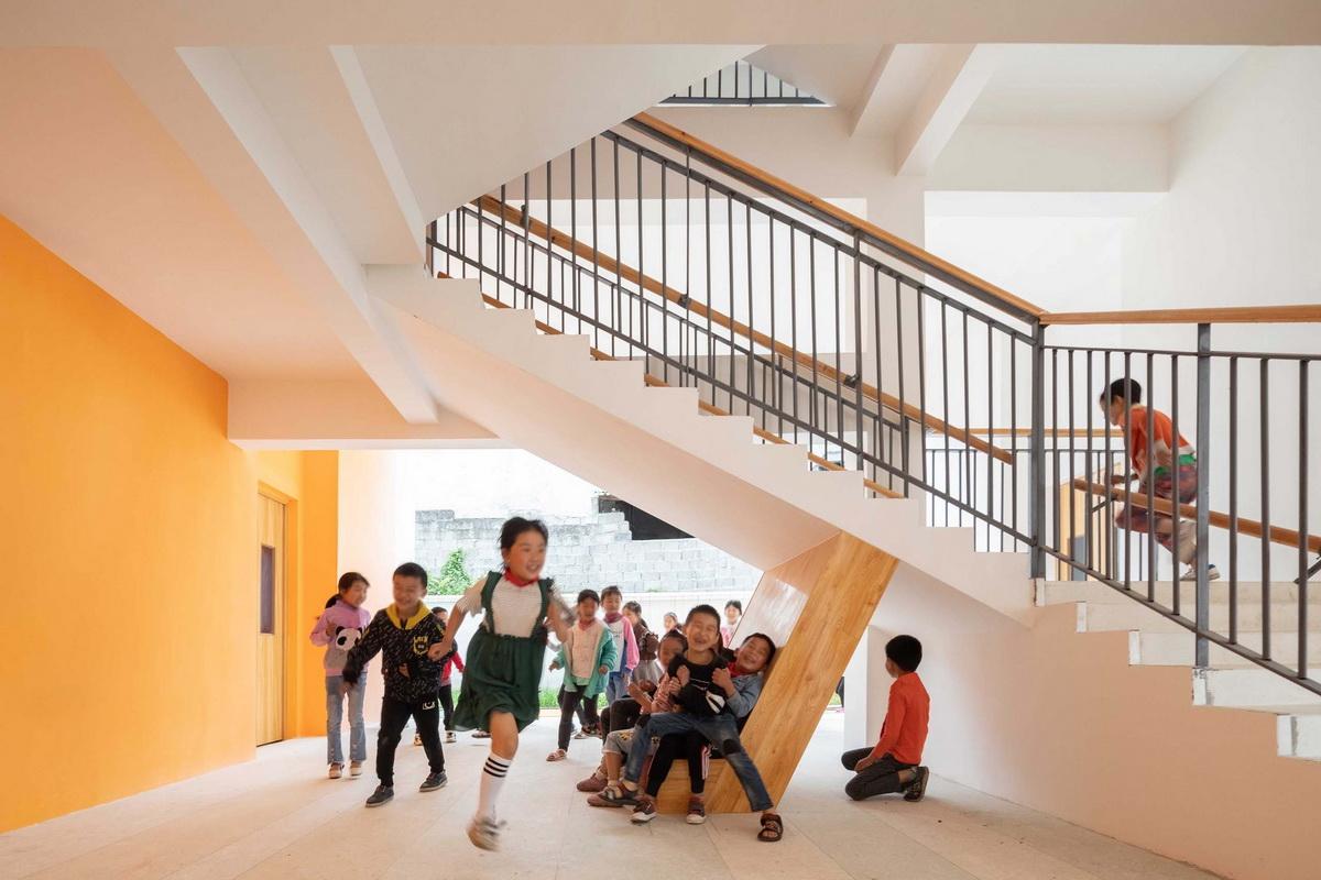 地形关系的表达：乌斯河镇中心幼儿园 / 东意建筑