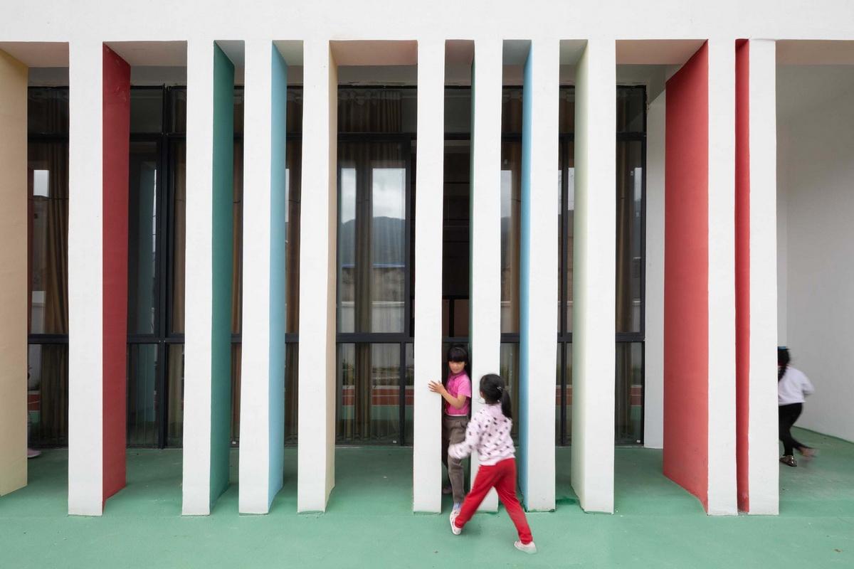 地形关系的表达：乌斯河镇中心幼儿园 / 东意建筑