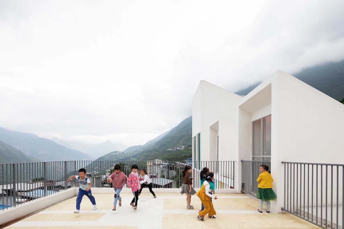 地形关系的表达：乌斯河镇中心幼儿园 / 东意建筑