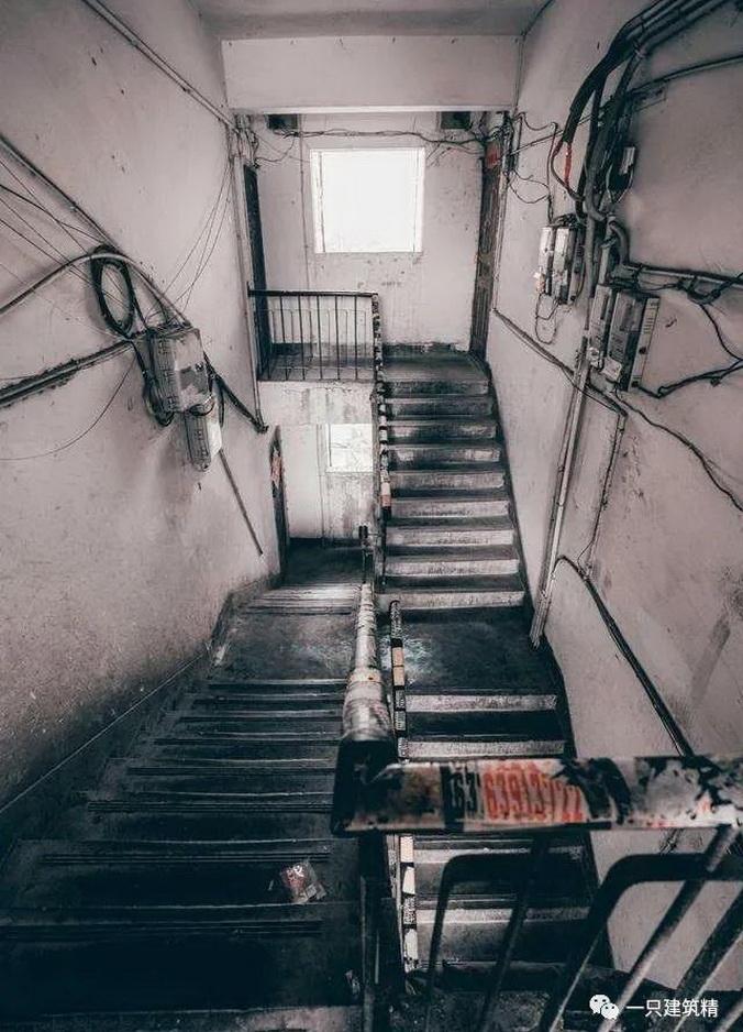 白象居内部的剪刀梯是另一处不得不提的浪漫设计