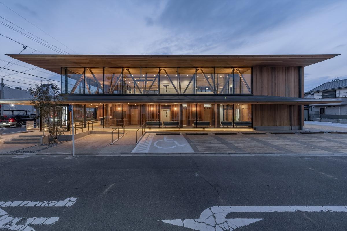温暖的透明度：名古屋外科诊所“Takenaka” / TSC Architects