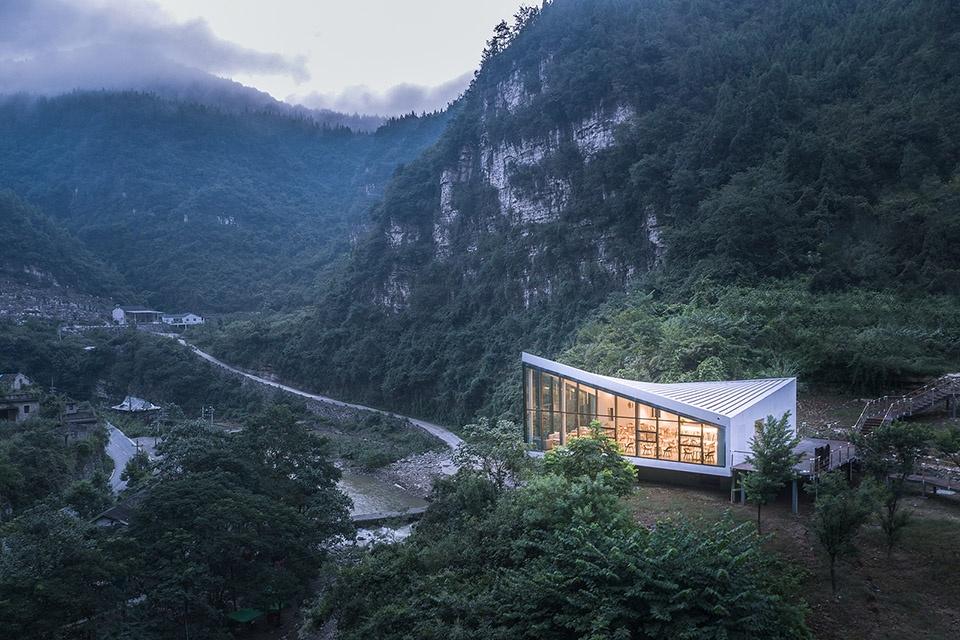 扭曲的屋面，the torsion roof ©此间建筑摄影.jpg