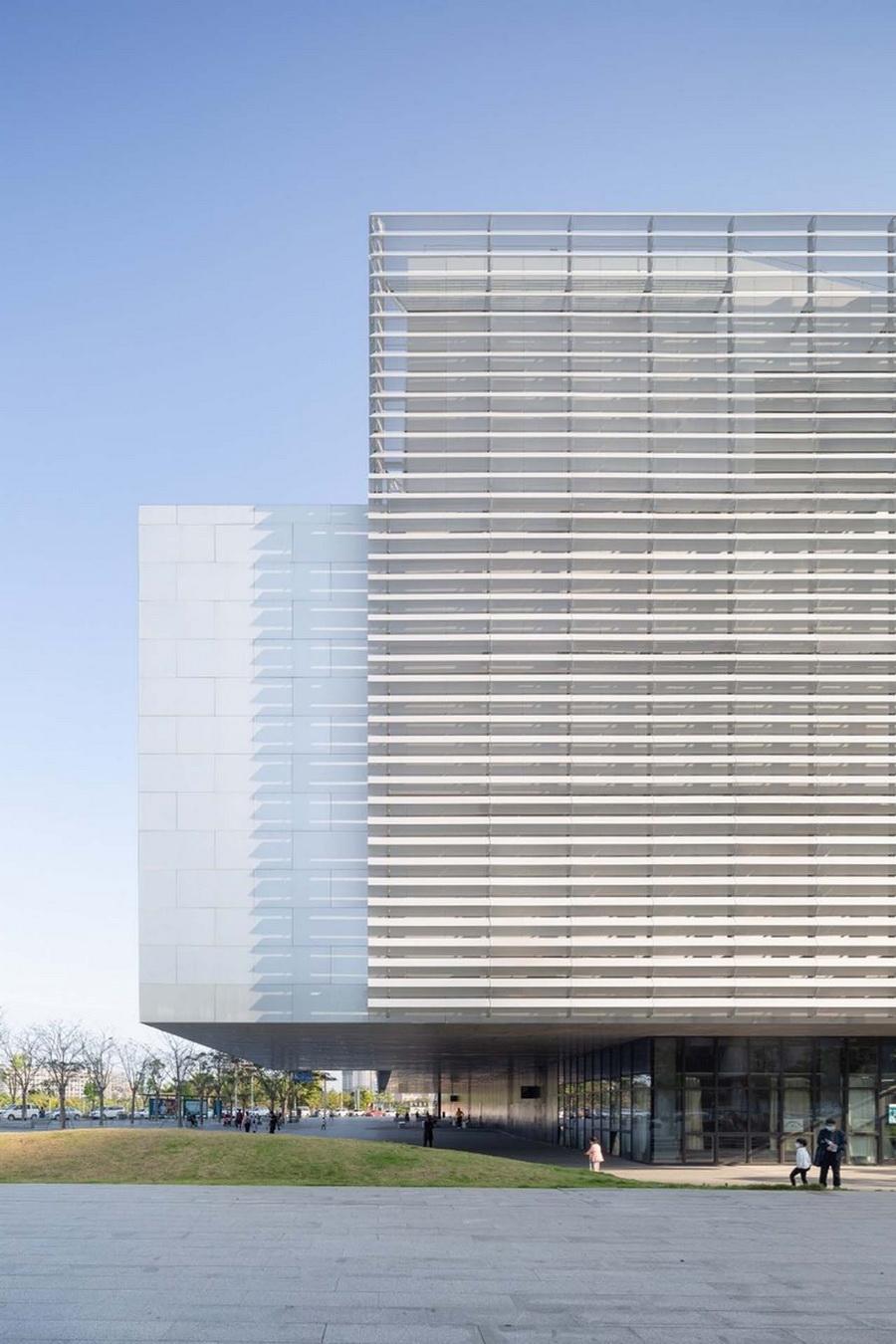 g1 _Cantilever_creating_shading_for_the_urban_plaza_Photo_by_Zeng_Tianpei_调整大小.jpg