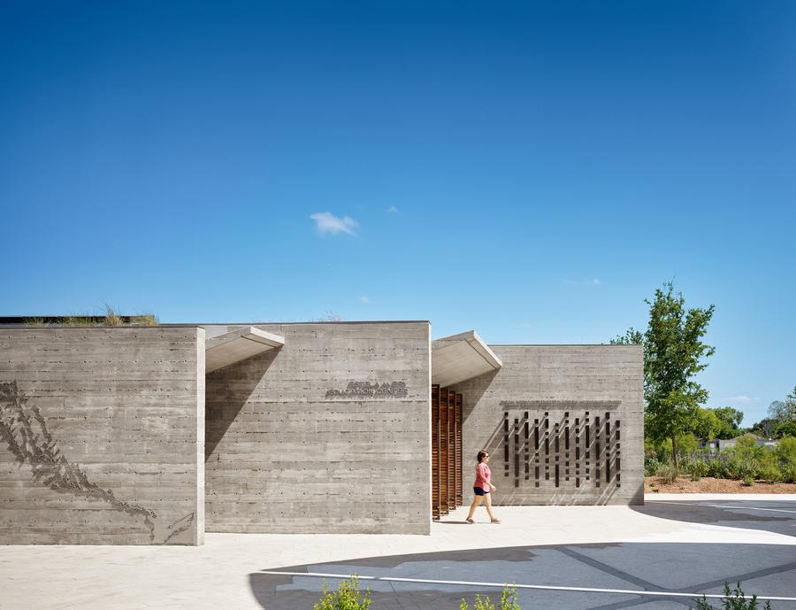 混凝土“花瓣”展亭——汇流公园 / Lake|Flato Architects