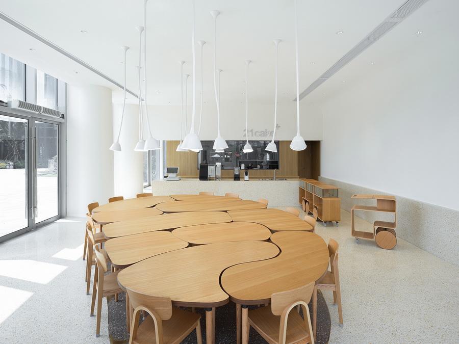 b1. 店内全景 Overall view of store interior with Da Fanzhuo as one big table - 摄影 田方方_调整大小.jpg
