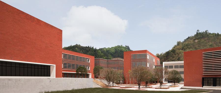 “映山红”——黔南山地消防与应急救援训练中心 / 西线工作室