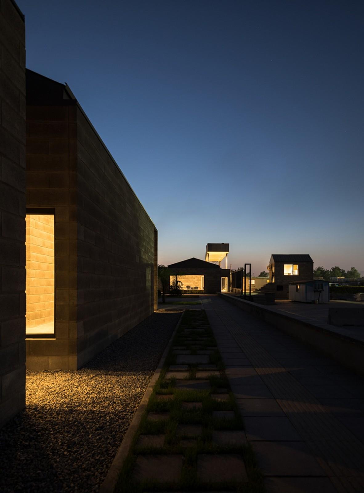 Aptus 工厂展厅，庭院与光影之歌 / Hooba Design