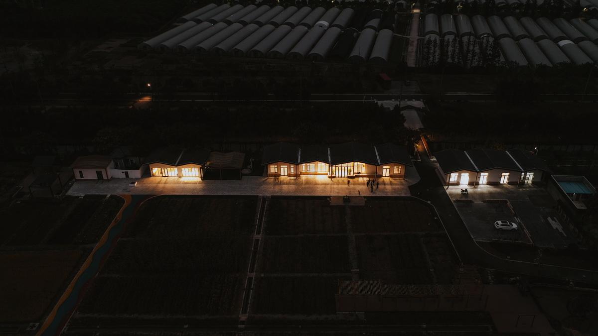 11-日落后的建筑与人群_调整大小.jpg