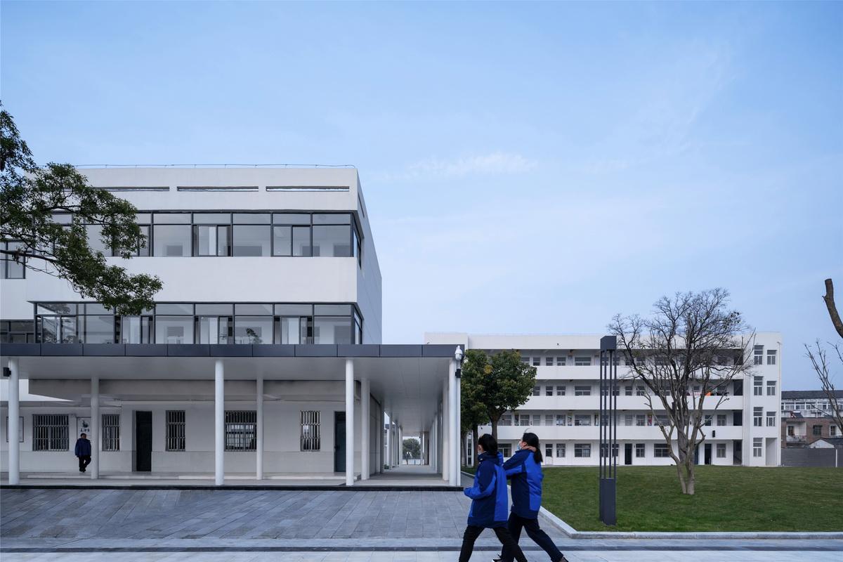 16 连廊将校园各个建筑串联为一个整体_调整大小.jpg