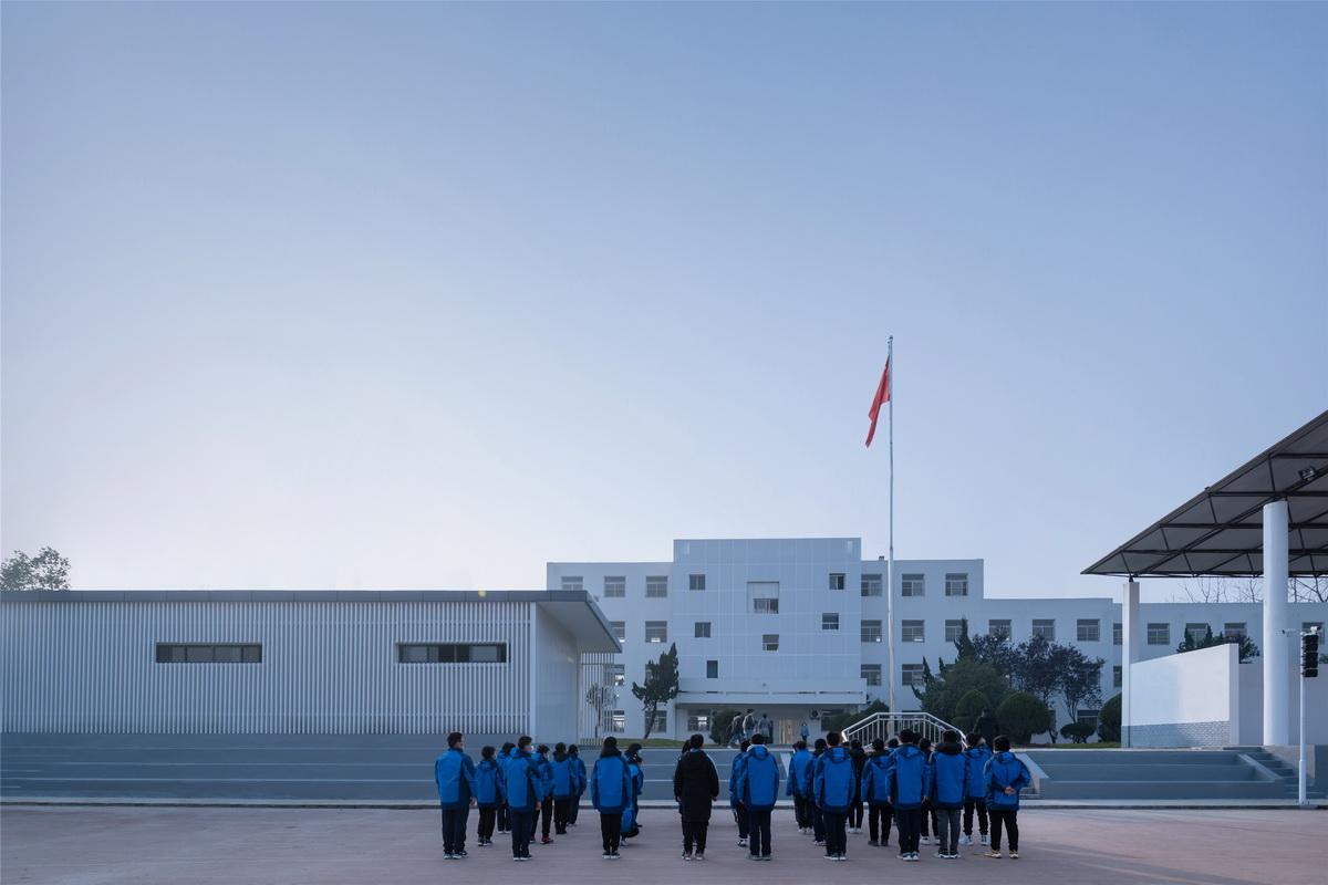 26 学生们在举行升旗仪式_调整大小.jpg
