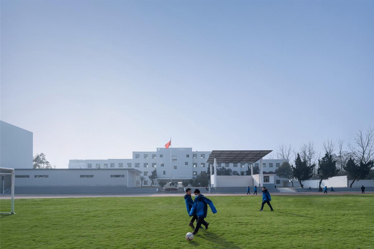 28 学生们在操场踢足球_调整大小.jpg