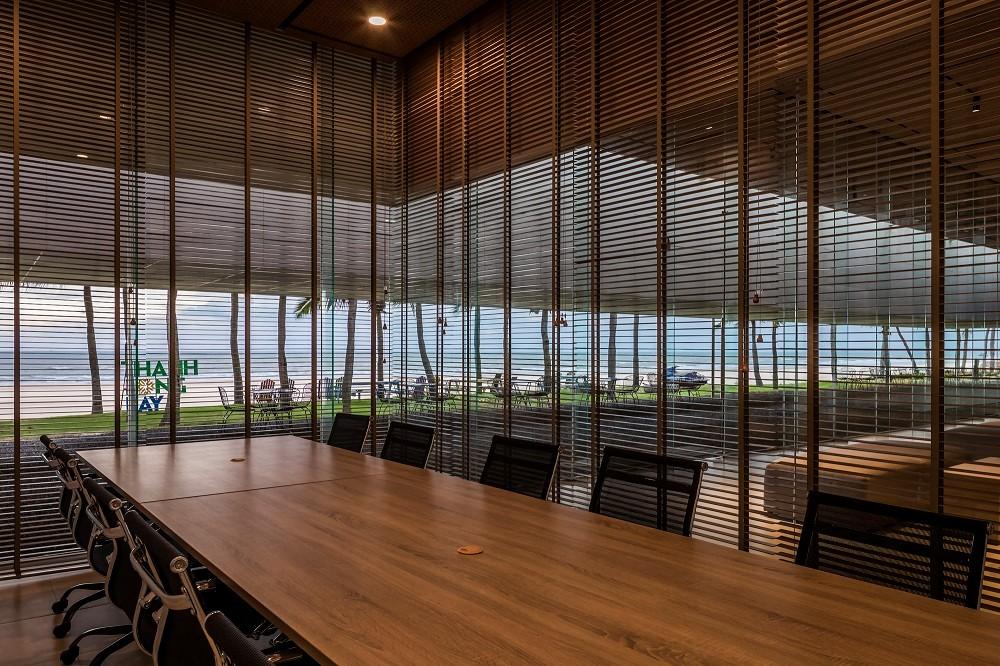 Thanh长湾画廊，绿色极简空间 / MIA Design Studio