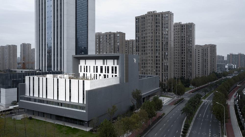 建筑虽身处熙攘之中却有自成一统的威严感  The building is within the hustle and bustle while obtaining a sense of self-contained--©CAAI Image.jpg