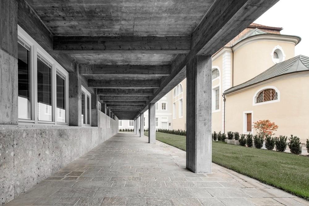 尼古拉学院改造更新，精简的材料，纯粹的空间 / MoDusArchitects