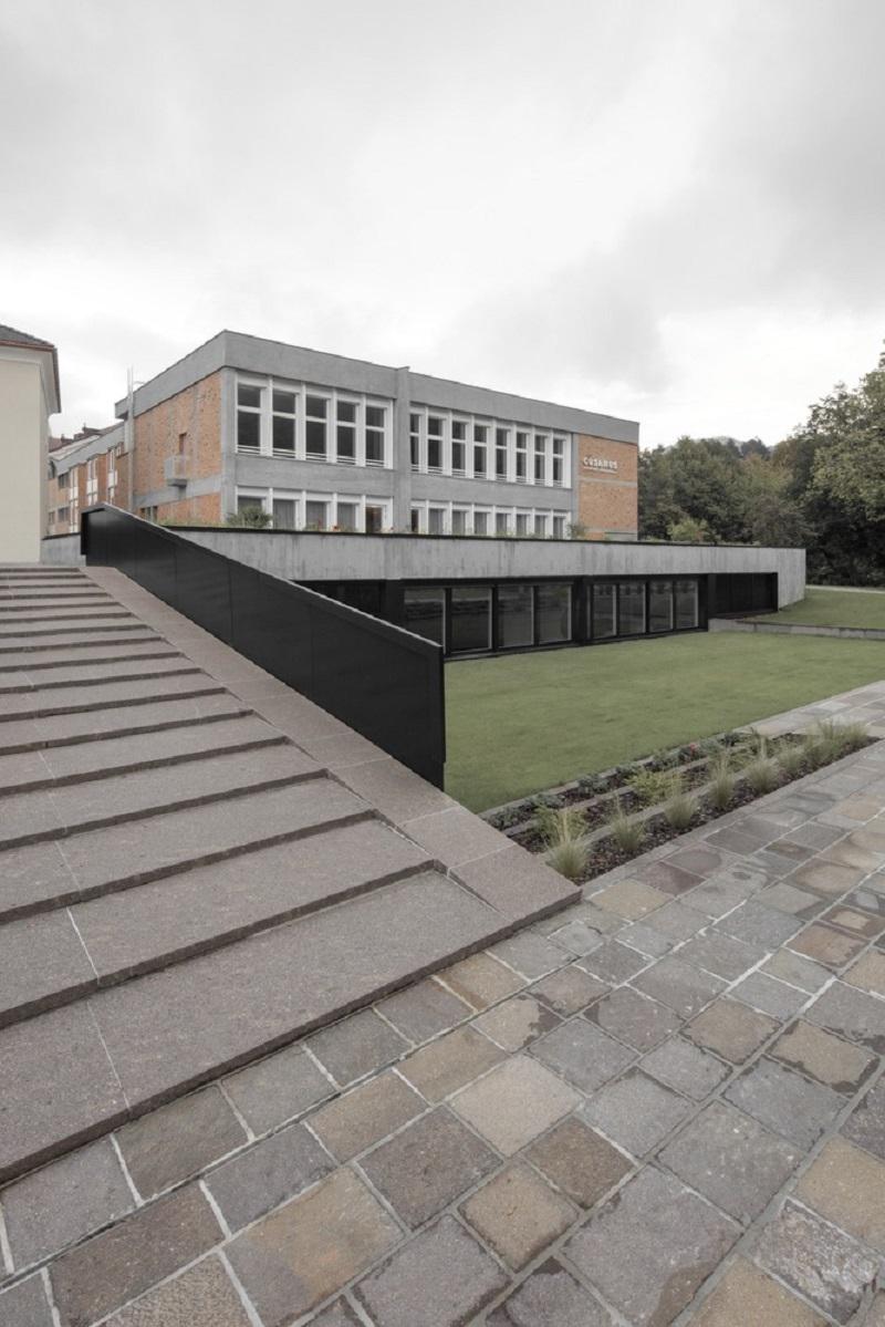 尼古拉学院改造更新，精简的材料，纯粹的空间 / MoDusArchitects