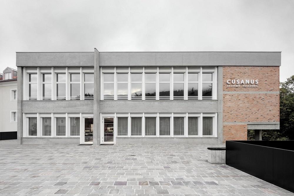 尼古拉学院改造更新，精简的材料，纯粹的空间 / MoDusArchitects
