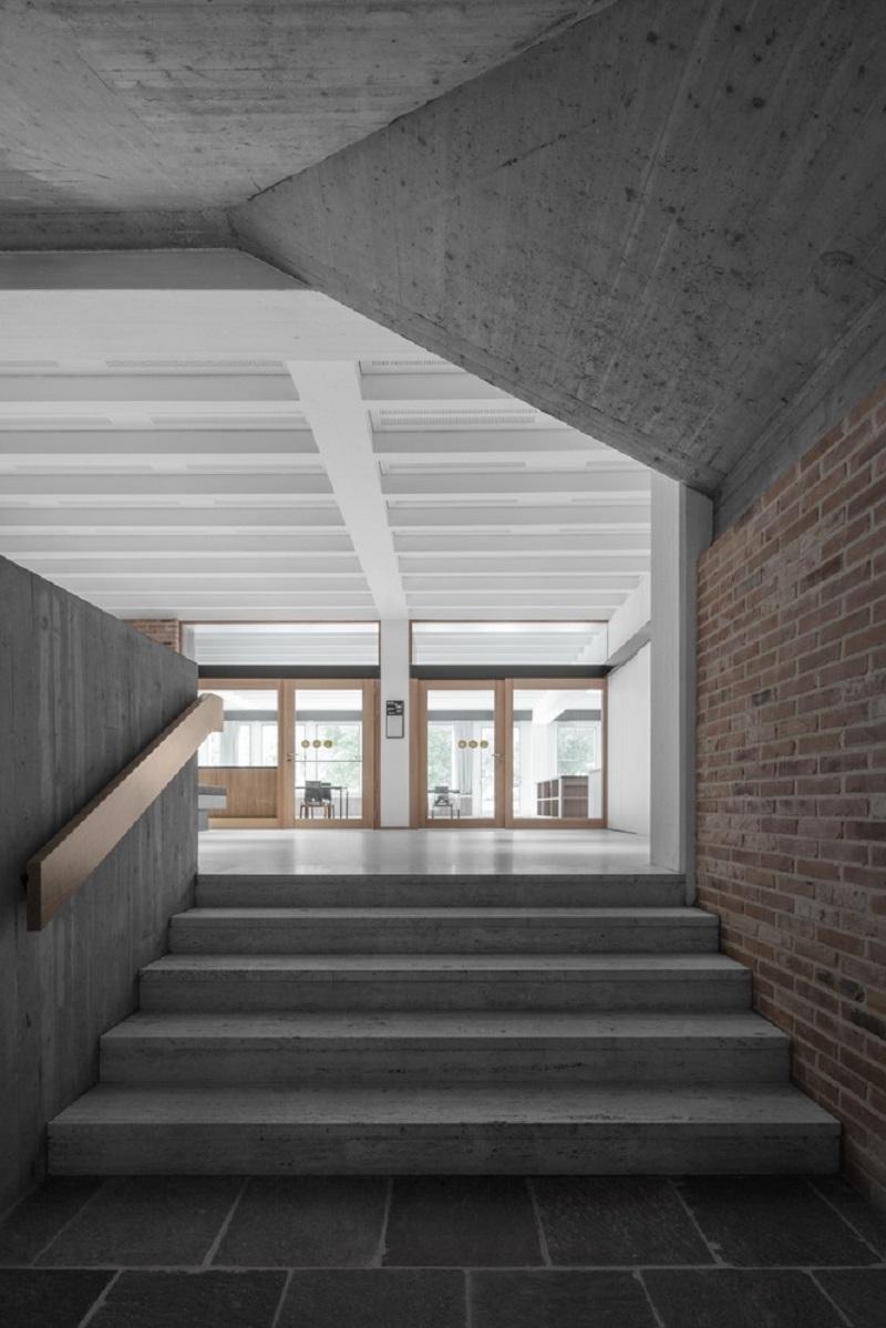 尼古拉学院改造更新，精简的材料，纯粹的空间 / MoDusArchitects