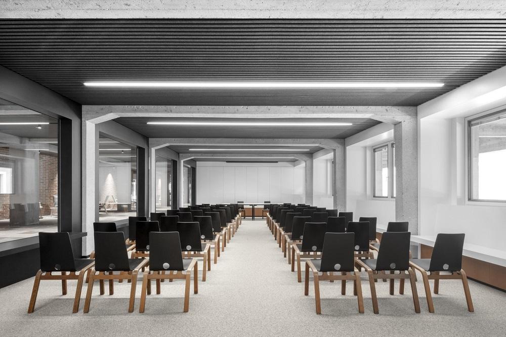 尼古拉学院改造更新，精简的材料，纯粹的空间 / MoDusArchitects