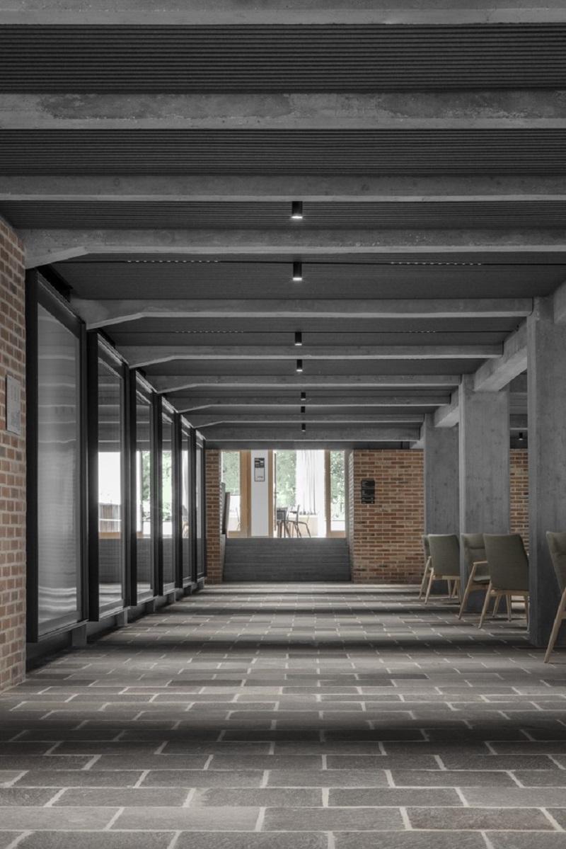 尼古拉学院改造更新，精简的材料，纯粹的空间 / MoDusArchitects