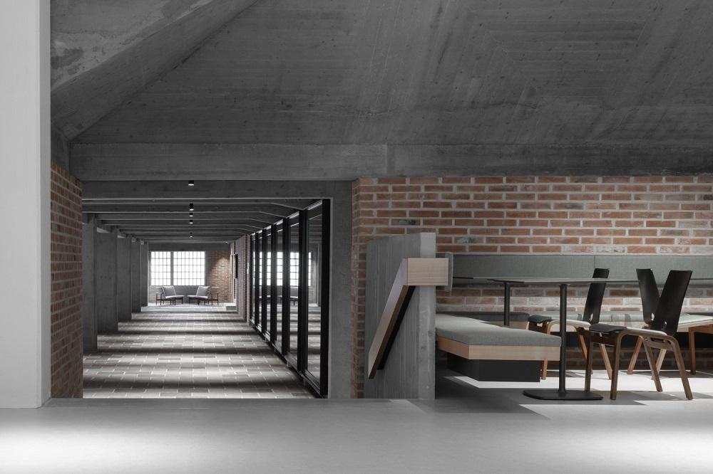 尼古拉学院改造更新，精简的材料，纯粹的空间 / MoDusArchitects