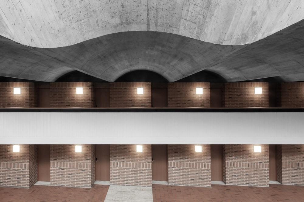 尼古拉学院改造更新，精简的材料，纯粹的空间 / MoDusArchitects