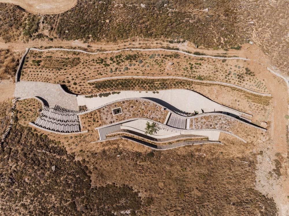 隐藏在希腊塞里夫斯山地间的石墙小屋