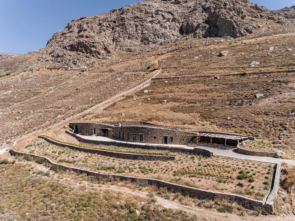 隐藏在希腊塞里夫斯山地间的石墙小屋