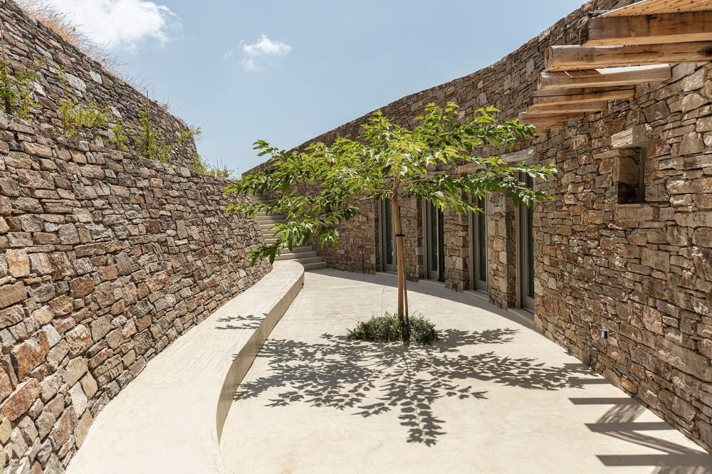 隐藏在希腊塞里夫斯山地间的石墙小屋