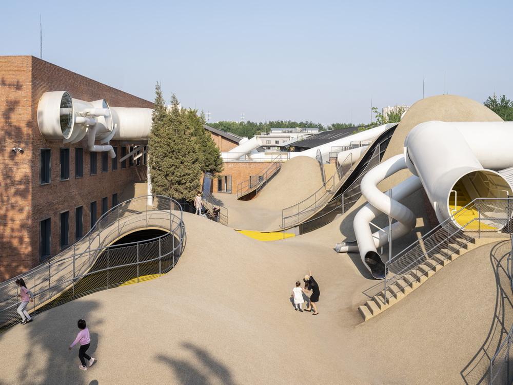 山丘屋面和管道滑梯：The Playscape儿童成长中心/waa未觉建筑