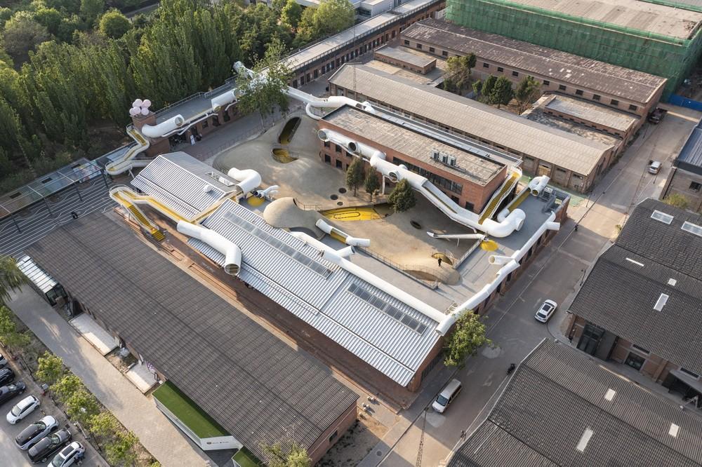 山丘屋面和管道滑梯：The Playscape儿童成长中心/waa未觉建筑