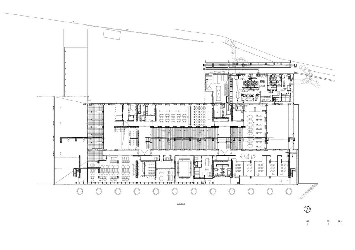 下妻市立下妻中学 / 三上建筑事务所
