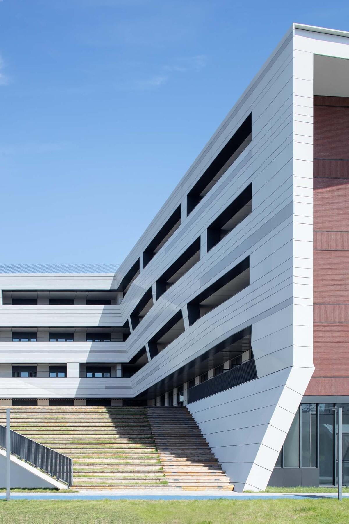 北京人大附中航天城学校 / 北京市建筑设计研究院