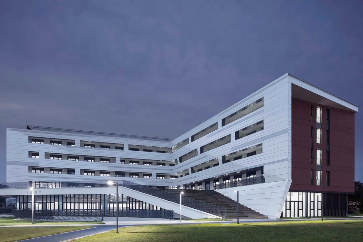 北京人大附中航天城学校 / 北京市建筑设计研究院