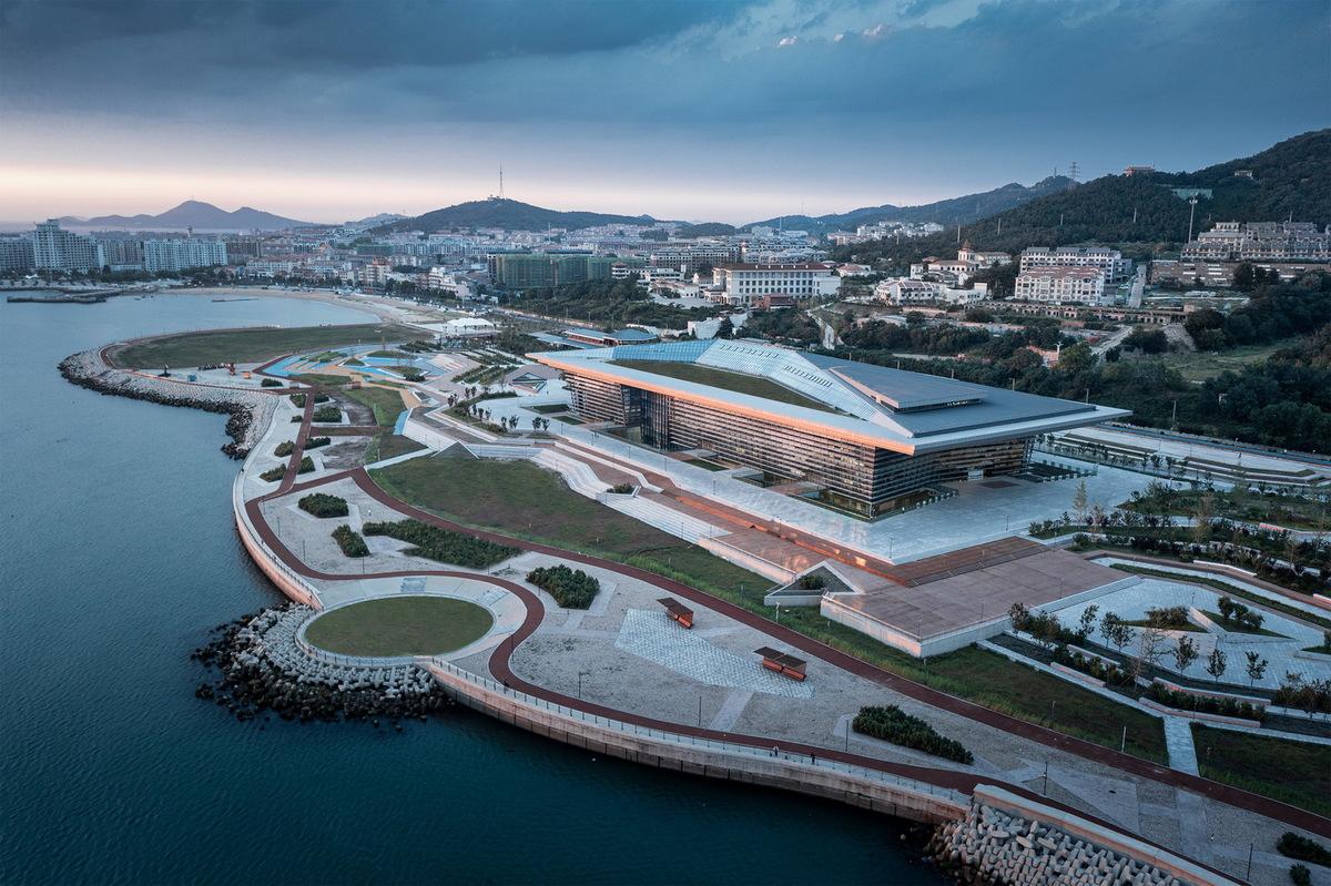 调整大小 2_5_与山形岛势呼应——展览馆沿海鸟瞰.jpg