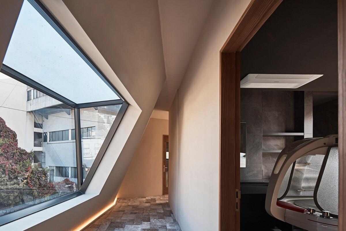斜棱锥形混凝土建筑，Areuke 水疗中心 / Chiasmus Partners