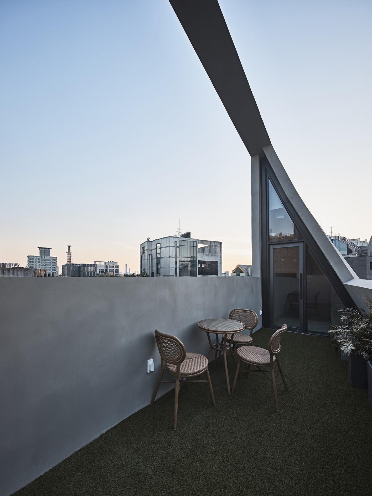 斜棱锥形混凝土建筑，Areuke 水疗中心 / Chiasmus Partners