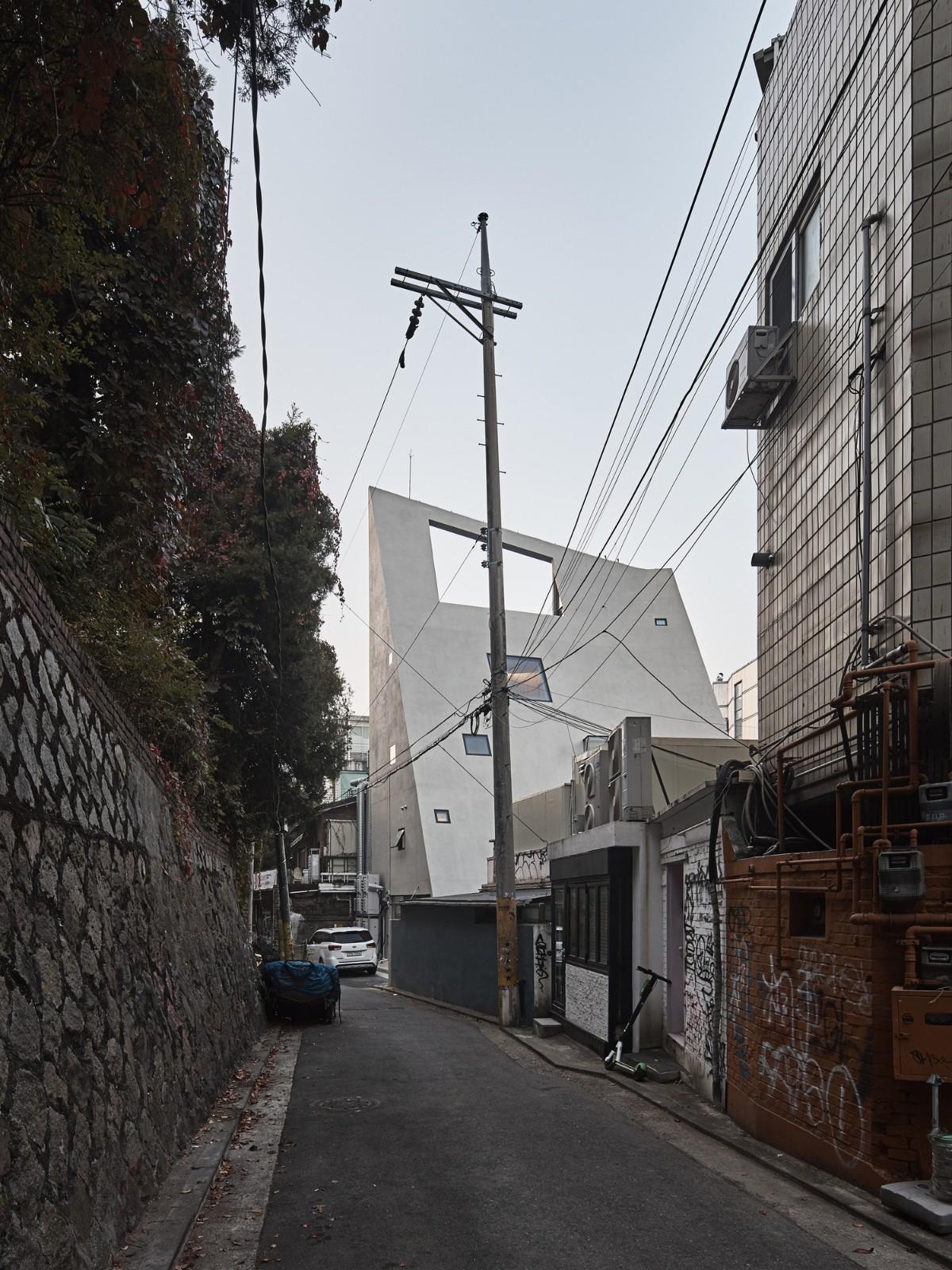 斜棱锥形混凝土建筑，Areuke 水疗中心 / Chiasmus Partners